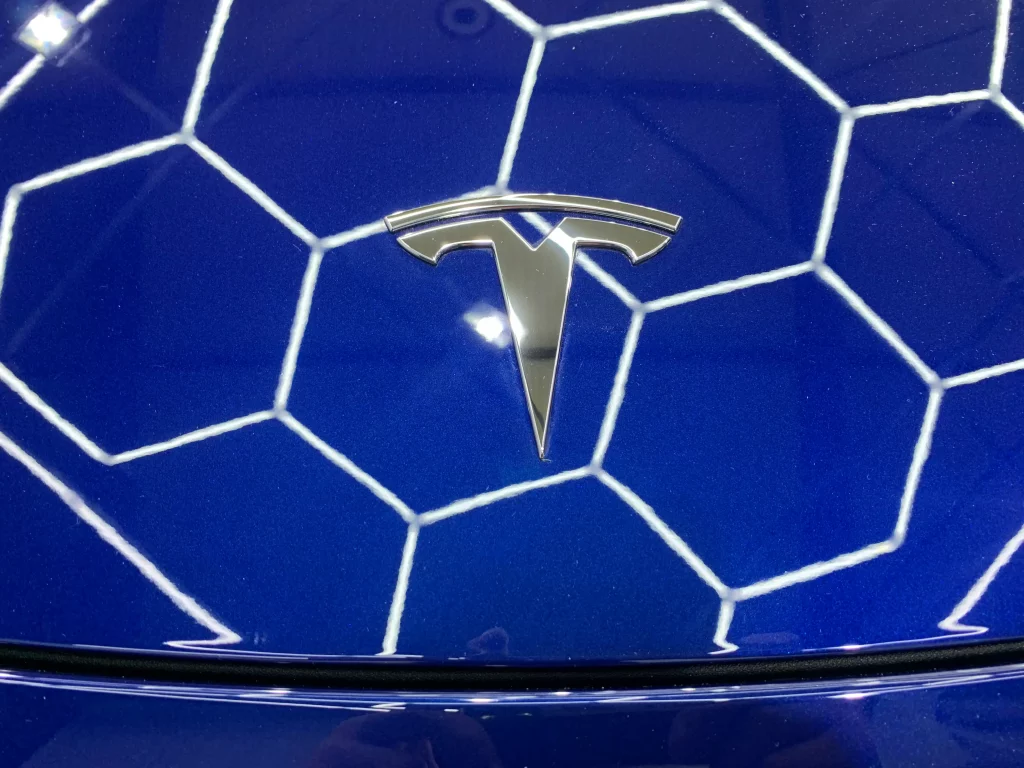 emblème Tesla capot