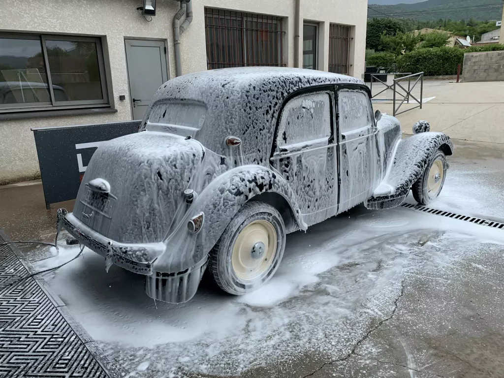 Comment laver une voiture ancienne ?
